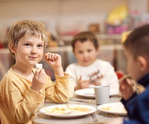Förskolebarn äter mat tillsammans